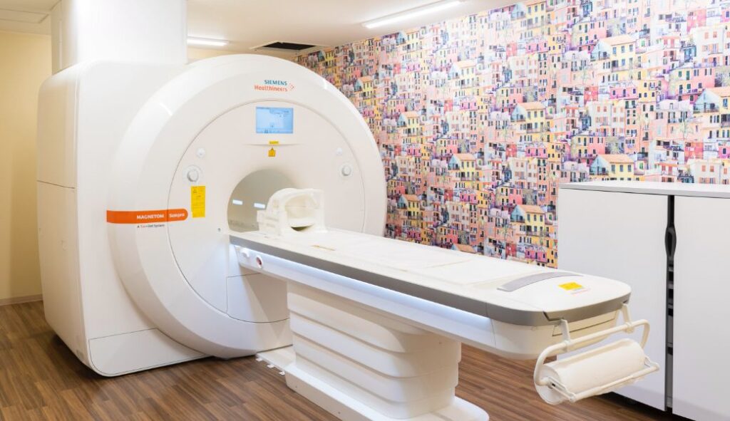 MRI(1.5テスラ)ショートガントリ設計ですので受診者様のストレスが軽減されます。また、軽量コイルや検査時間の短縮を可能にする様々なシステムにより安心して検査を受けていただくことができます